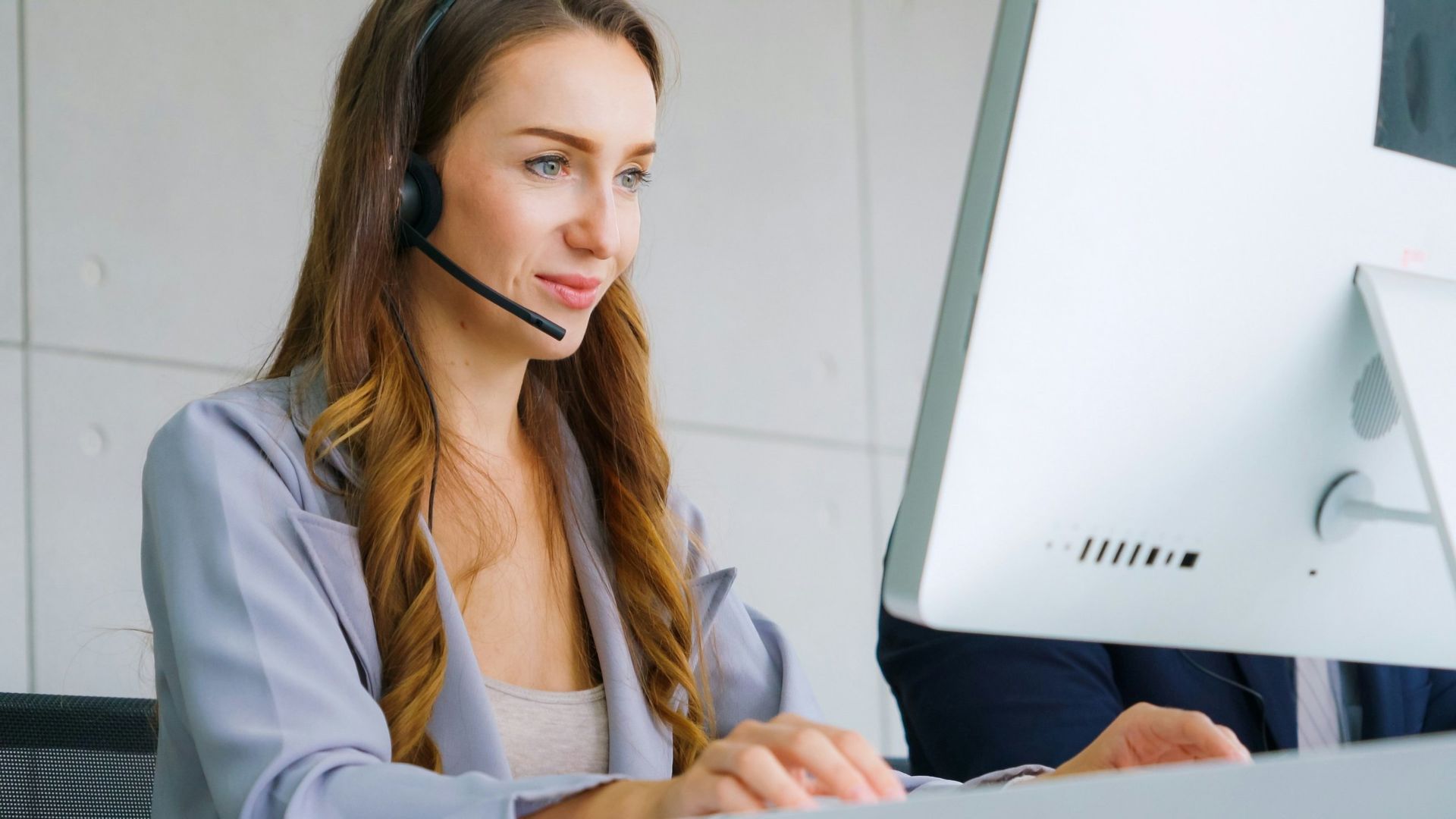 Medizinische Beraterin von Medphone mit Headset am Arbeitsplatz